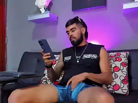 Snapshot of black_kameron_ chatting on November 4, 9:36 pm black kameron online show from November 4, 9:36 pm