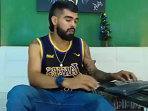 Snapshot of black_kameron_ chatting on December 16, 12:37 am black kameron online show from December 16, 12:37 am