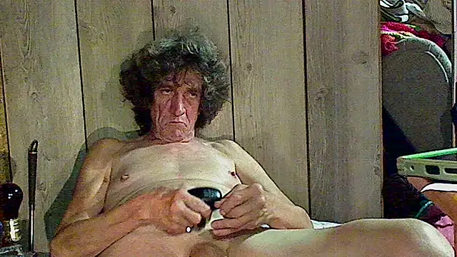 Snapshot of OldManOnline chatting on November 7, 7:19 am OldManOnline online show from November 7, 7:19 am