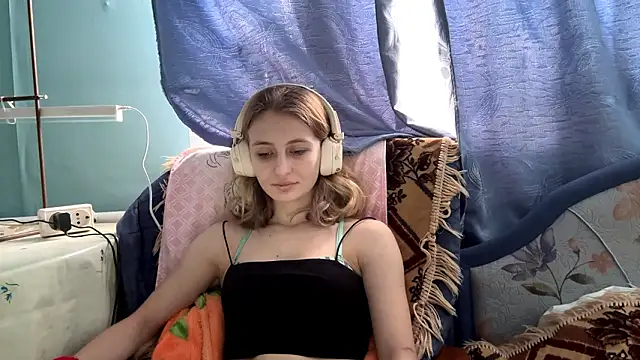 Snapshot of AmeliLia chatting on February 8, 6:06 am AmeliLia online show from February 8, 6:06 am