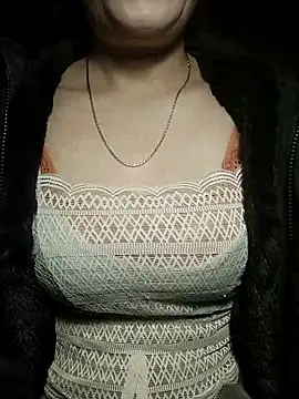 YiyinLy online show from December 16, 8:47 pm