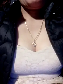 YiyinLy online show from March 10, 8:58 pm