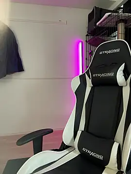 Snapshot of ericiii chatting on February 19, 3:24 am ericiii online show from February 19, 3:24 am