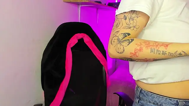 Snapshot of Emily_Lindey chatting on December 14, 11:26 am Emily Lindey online show from December 14, 11:26 am