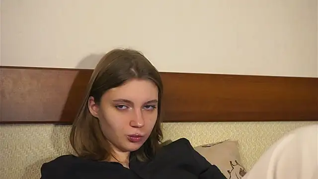 Snapshot of RoslynArcuo chatting on November 8, 8:40 pm RoslynArcuo online show from November 8, 8:40 pm