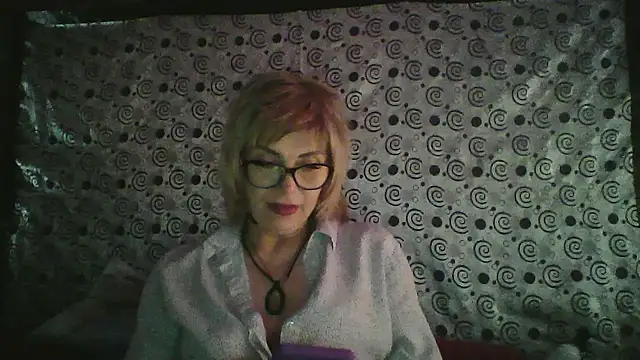 Snapshot of Lia_Ray chatting on November 6, 8:32 pm Lia Ray online show from November 6, 8:32 pm