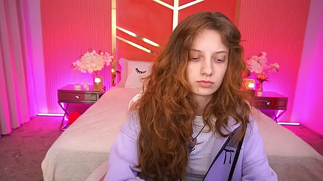 Snapshot of CuteeFoxy chatting on December 17, 1:50 pm CuteeFoxy online show from December 17, 1:50 pm