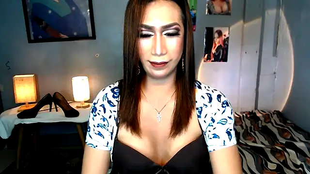 littleredbunny27 online show from April 14, 10:21 am