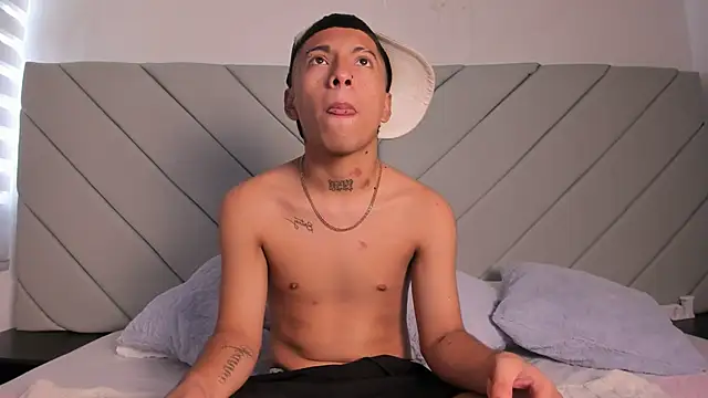 Snapshot of little_kris1 chatting on October 15, 12:49 pm little kris1 online show from October 15, 12:49 pm