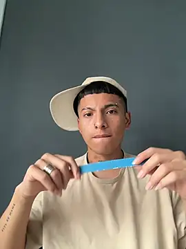 Snapshot of little_kris1 chatting on October 16, 1:56 pm little kris1 online show from October 16, 1:56 pm