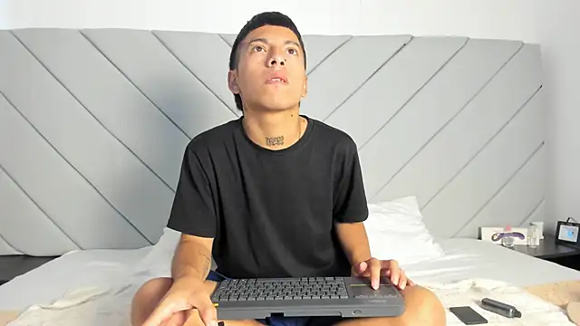 Snapshot of little_kris1 chatting on October 25, 12:34 pm little kris1 online show from October 25, 12:34 pm