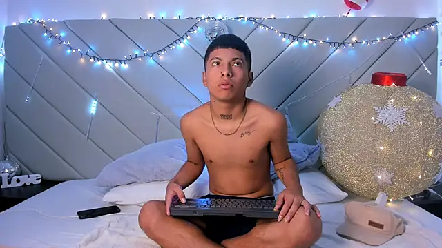 Snapshot of little_kris1 chatting on November 25, 1:11 pm little kris1 online show from November 25, 1:11 pm