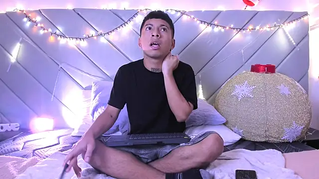 Snapshot of little_kris1 chatting on November 28, 12:30 pm little kris1 online show from November 28, 12:30 pm