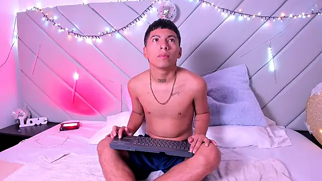 Snapshot of little_kris1 chatting on December 3, 12:36 pm little kris1 online show from December 3, 12:36 pm