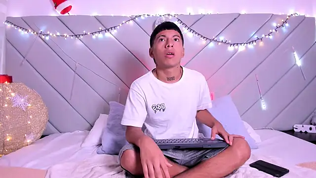 Snapshot of little_kris1 chatting on December 4, 12:36 pm little kris1 online show from December 4, 12:36 pm