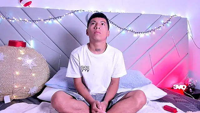 Snapshot of little_kris1 chatting on December 5, 12:03 pm little kris1 online show from December 5, 12:03 pm