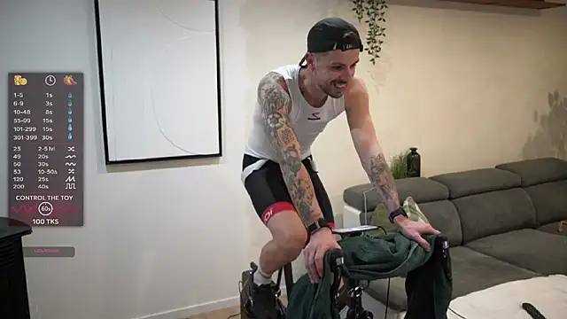 monsieurguitsxxx online show from February 14, 4:04 pm