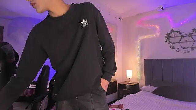 Snapshot of JustinCastiblanco chatting on November 15, 11:29 am JustinCastiblanco online show from November 15, 11:29 am