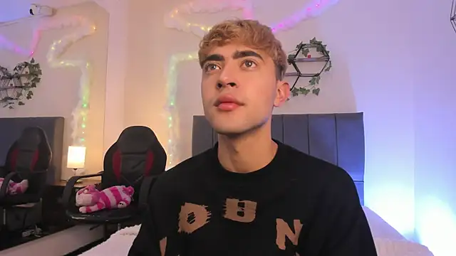 Snapshot of JustinCastiblanco chatting on December 3, 11:19 am JustinCastiblanco online show from December 3, 11:19 am