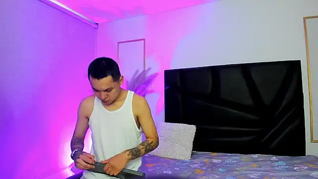 AnnieAndLeandro online show from December 5, 8:27 pm