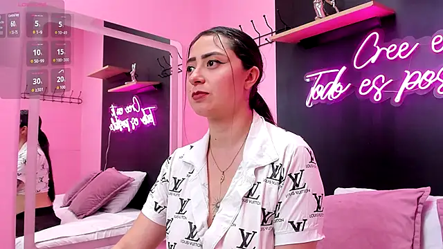 Snapshot of JuliethCruz_ chatting on December 4, 5:54 pm JuliethCruz online show from December 4, 5:54 pm