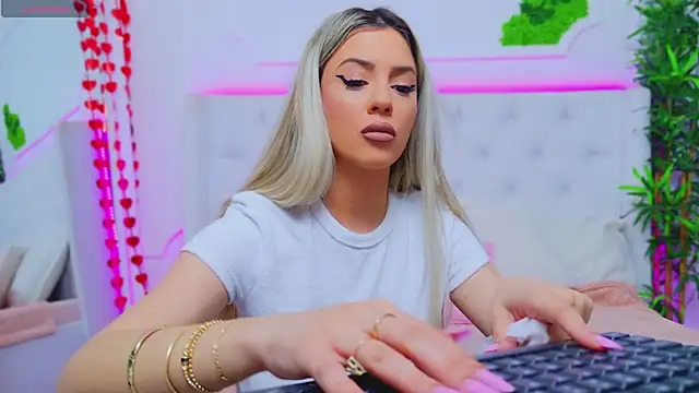 Snapshot of AriannaSins chatting on February 10, 1:22 pm AriannaSins online show from February 10, 1:22 pm