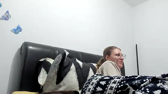 Snapshot of SandyCassie chatting on April 18, 7:51 pm SandyCassie online show from April 18, 7:51 pm