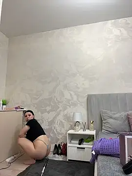 Snapshot of ChloeBrut chatting on June 4, 12:05 am ChloeBrut online show from June 4, 12:05 am