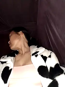 Snapshot of Spring-mky chatting on January 6, 12:31 pm Spring-mky online show from January 6, 12:31 pm