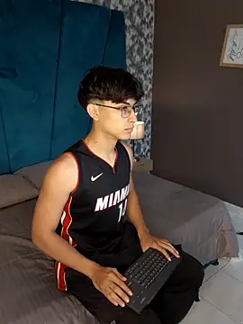 Aaron Eze online show from March 10, 12:32 pm