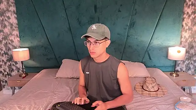 Aaron Eze online show from April 5, 1:19 pm