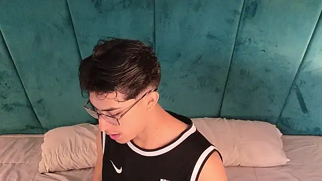 Aaron Eze online show from April 6, 1:12 pm