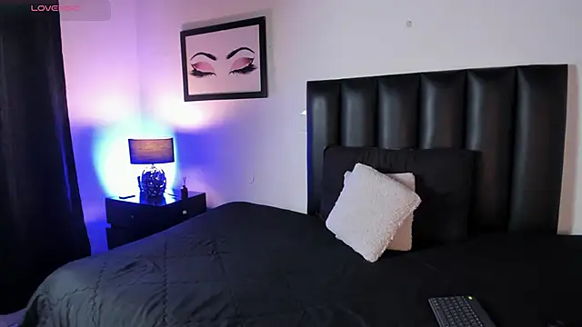 Snapshot of MelanieKimm chatting on November 25, 6:19 pm MelanieKimm online show from November 25, 6:19 pm