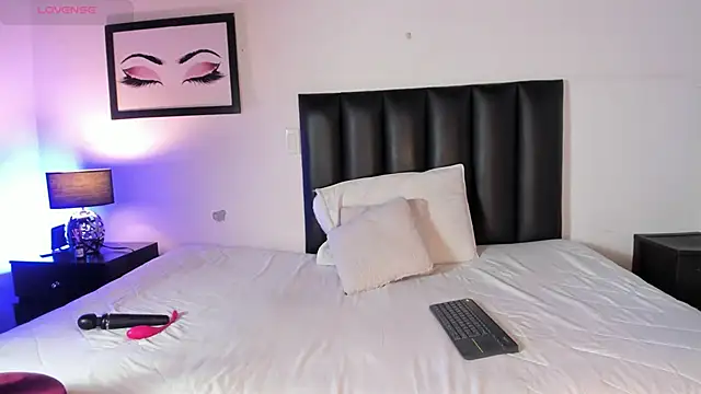 Snapshot of MelanieKimm chatting on December 5, 7:10 pm MelanieKimm online show from December 5, 7:10 pm