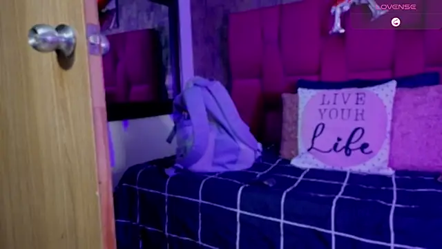 Snapshot of camila__bouzas chatting on February 17, 12:01 pm camila bouzas online show from February 17, 12:01 pm