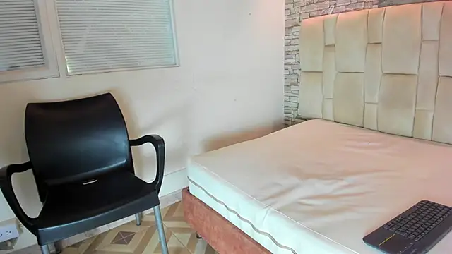 Owenn 17 online show from October 20, 3:51 am