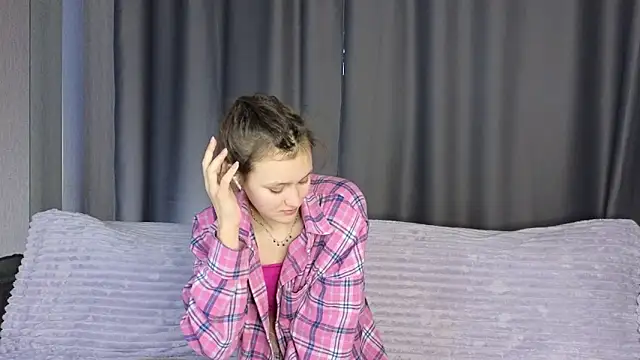 Snapshot of FoxFever chatting on December 14, 6:19 am FoxFever online show from December 14, 6:19 am