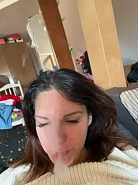 kinkysarahx online show from April 1, 10:27 am