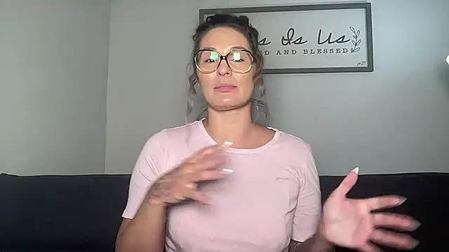 Snapshot of Mandyrheaa chatting on November 6, 6:09 pm Mandyrheaa online show from November 6, 6:09 pm