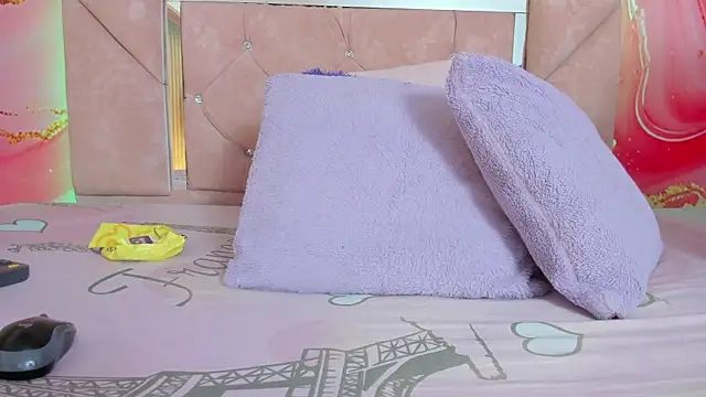 mia  blaze   online show from April 13, 3:01 am