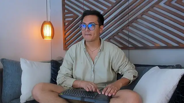 Snapshot of JohnBelRose chatting on October 24, 8:05 pm JohnBelRose online show from October 24, 8:05 pm