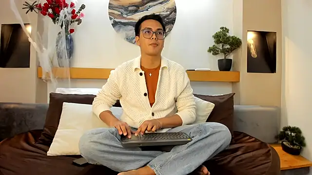 Snapshot of JohnBelRose chatting on November 3, 7:15 pm JohnBelRose online show from November 3, 7:15 pm