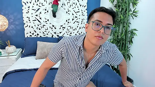 Snapshot of JohnBelRose chatting on November 17, 7:41 pm JohnBelRose online show from November 17, 7:41 pm