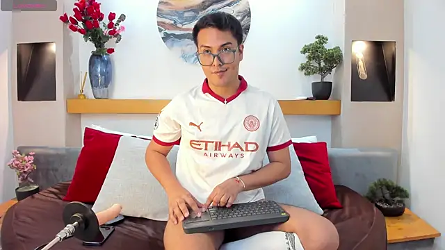 Snapshot of JohnBelRose chatting on December 5, 7:43 pm JohnBelRose online show from December 5, 7:43 pm