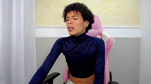 Snapshot of chloe_king chatting on October 17, 3:42 am chloe king online show from October 17, 3:42 am