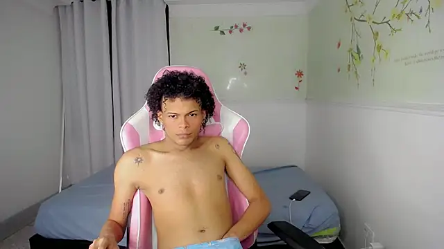 Snapshot of chloe_king chatting on December 16, 9:42 pm chloe king online show from December 16, 9:42 pm