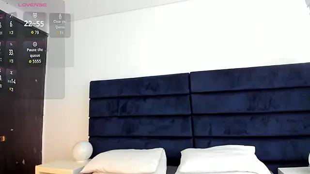 Snapshot of melanie_roux__ chatting on January 14, 12:33 pm melanie roux online show from January 14, 12:33 pm