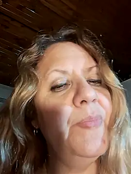 Snapshot of JennyInVegas chatting on November 4, 2:32 am JennyInVegas online show from November 4, 2:32 am