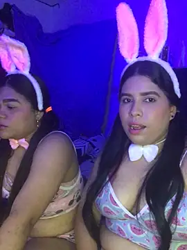 Snapshot of 2moons_full_of_love chatting on November 11, 12:43 am 2moons full of love online show from November 11, 12:43 am