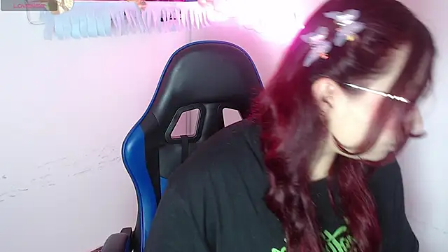 Snapshot of littlee_red chatting on November 25, 9:04 pm littlee red online show from November 25, 9:04 pm